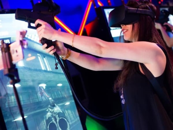 兄弟聚會就來這！台北 3 家可以玩 VR 遊戲的餐酒館，喝ㄎㄧㄤ之後玩更有 FU！
