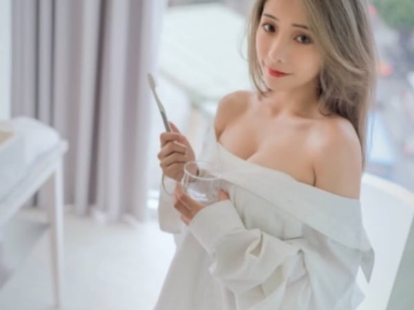「閃亮亮」衣衫不整被偷拍！網紅好友出賣「天使睡顏」：怎麼可以睡得這麼美