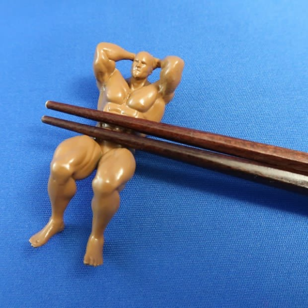 爆笑腦洞商品！日本推出「肌肉猛男」筷子架，讓你的餐桌上充滿性感養眼的肉體！