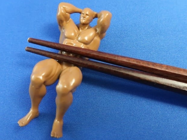 爆笑腦洞商品！日本推出「肌肉猛男」筷子架，讓你的餐桌上充滿性感養眼的肉體！