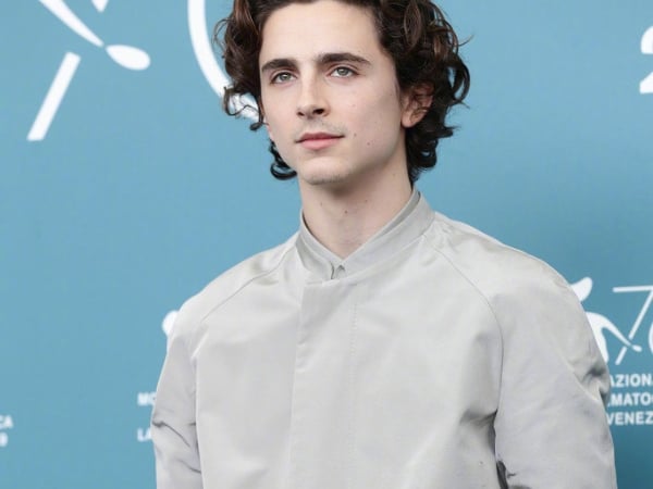 捲髮美男 Timothee Chalamet 王子般現身威尼斯影展，與女友莉莉蘿絲戴普首度同台！