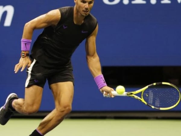 以為在看漫畫！美網 Rafael Nadal 超扯「迴旋蛇球」擊潰對手，神來一擊讓全場觀眾都 High 了！
