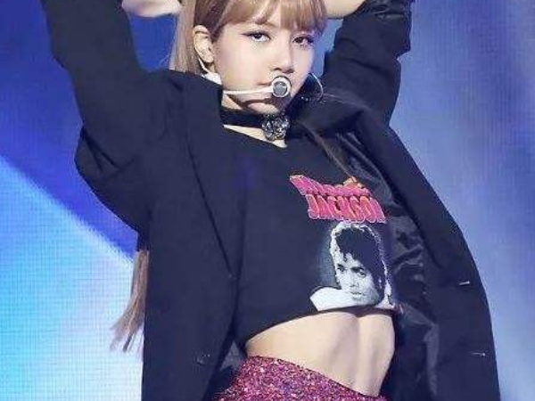 髮帶當腰帶！Blackpink Lisa 的「米粒腰」靠睡前「4 個動作」你也能成為小腰精！