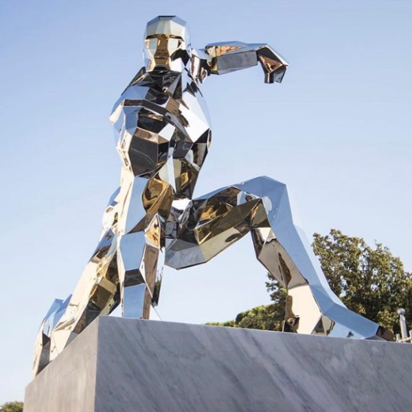 帥翻！ 義大利藝術家打造世界第一座「鋼鐵人紀念雕像」，感謝《復聯 4》東尼史塔克的貢獻！