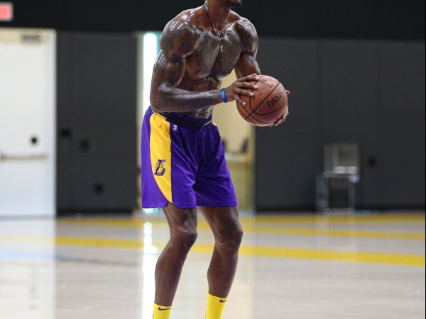 不再是草莓獸！魔獸 Dwight Howard 曬出「超精壯」身材照，霸氣宣示：「我會 110% 回歸！」