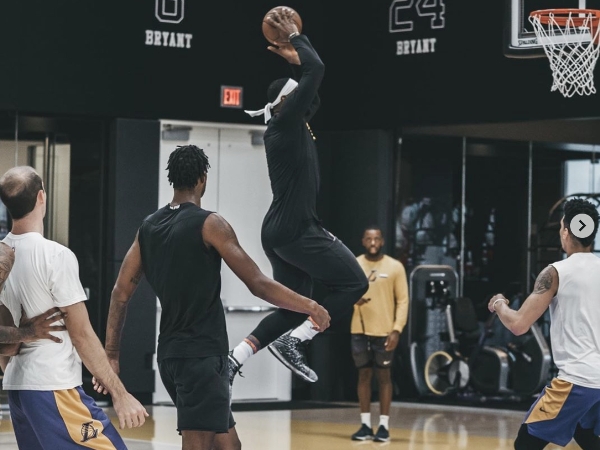 吾皇萬歲！讓球迷都快失心瘋的 Nike LeBron 17 終於在詹皇臉書曝光啦！但是居然不是湖人隊配色