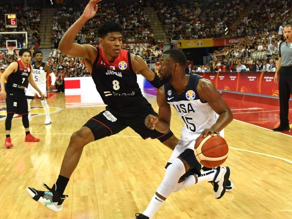 完全壓制!美國隊狂虐日本隊 53 分差點刷新紀錄,八村壘全場僅拿 4 分被 NBA 學長震撼教育!