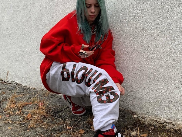 嫌女鞋醜、嗆「穿帆布鞋的男生都小 GG 」那 Billie Eilish 穿什麼?原來「最怪女鞋頭」最愛這一款⋯