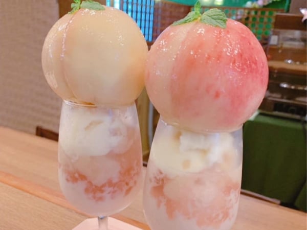 高顏值甜點！日本店家推出「一整顆水蜜桃」百匯，可愛擺盤太適合打卡拍照！
