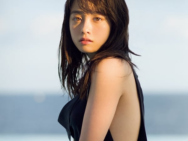 「千年一見美少女」居然也有這種困擾?不到 160 公分的橋本環奈就靠「這 3 招」穿出完美好比例!