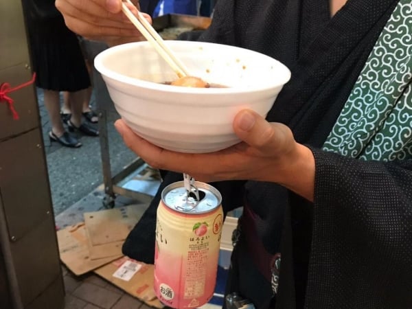 酒鬼們都該來一個！日本網友激推酒鬼必備神器「指環掛鉤」，一邊吃東西一邊喝酒超方便！