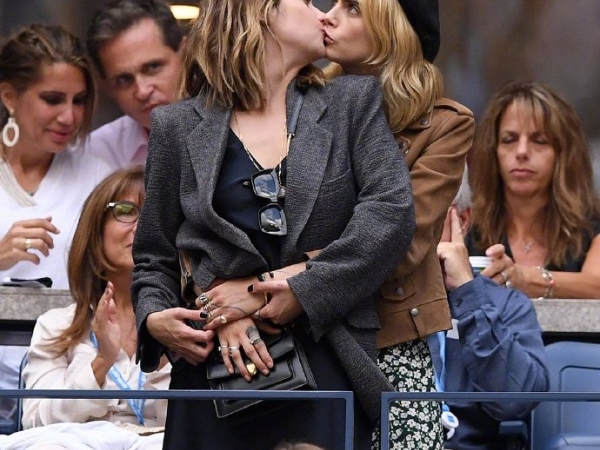 養眼畫面!英國超模 Cara Delevingne 在美網觀眾席直接親起來,上個月剛密婚結為妻子!