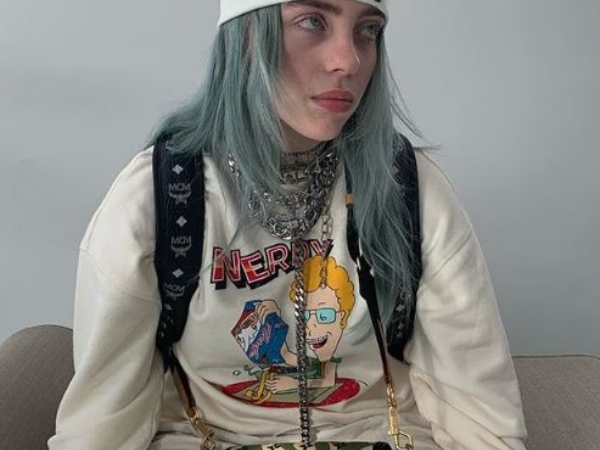到底是懂穿還是懂炫行頭？解析 Billie Eilish 的 3 招「超猛浮誇穿搭術」，網友：項鍊這樣戴會窒息吧⋯