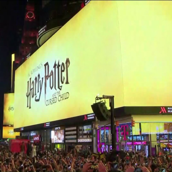 慶祝霍格華茲開學！《哈利波特：被詛咒的孩子》霸氣攻佔紐約時代廣場全部廣告螢幕！