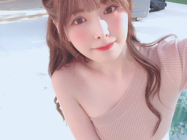 「AV 圈最強美腿」橋本有菜私下居然是氣質妹？ D 槽女神靠「這 3 招」就算包緊緊照樣征服千萬粉～