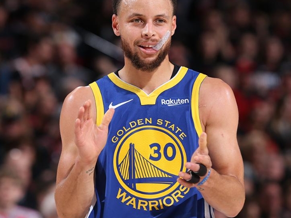 跟著勇士搬家！CURRY 豪擲 3100 萬鎂換房，外觀綠樹成蔭超愜意…