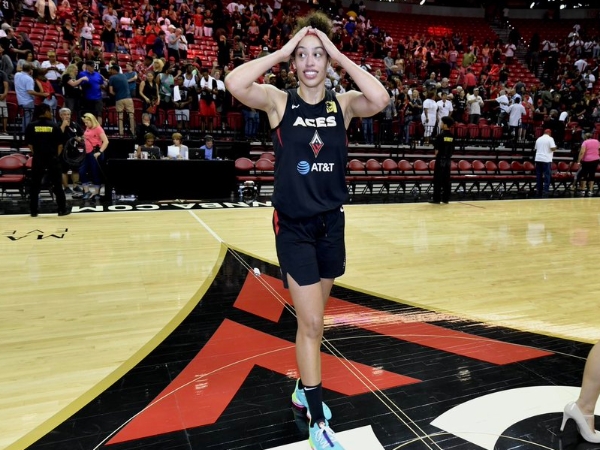 神劇情！WNBA 女前鋒完成「抄截 + 中場超大號三分彈」逆轉絕殺，對手直接被打到目瞪口呆！