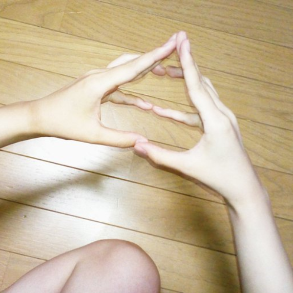 現在拍照誰還再跟你手指愛心？！日本最新流行的「便便手勢」學會了嗎？還有各種比法任你挑！