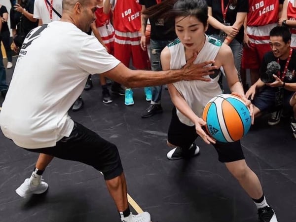 守錯顆球了!Tony Parker 跟女球迷單挑不慎「襲胸」,當事人不以為意:「可以跟他打球很開心!」