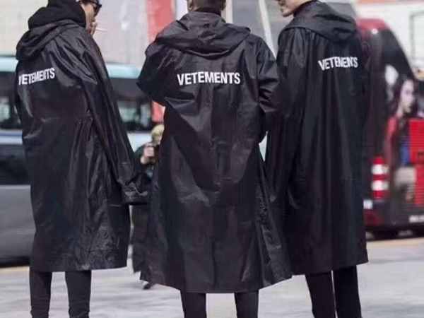 你是潮人？那你一定跟風過他的設計！回顧 Vetements 主理人改變潮流圈的「3 件大事」！