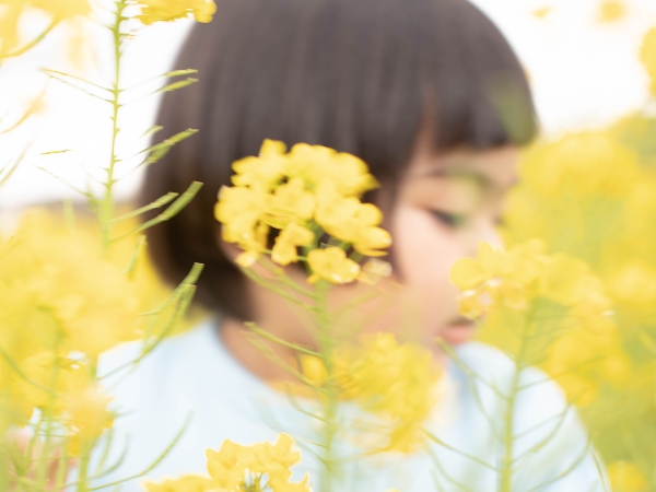 這件開襟外套居然 40 週年了！agnès b. 舉辦攝影展慶祝 Snap Cardiagn 與我們的青春，網友觀後感：「好不想長大啊～」