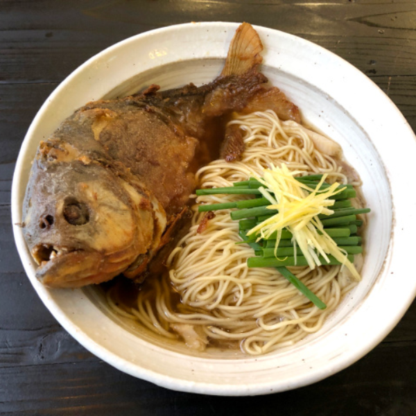整隻食人魚霸氣端上桌！要價 5500 日圓的「食人魚拉麵」你會想吃嗎？