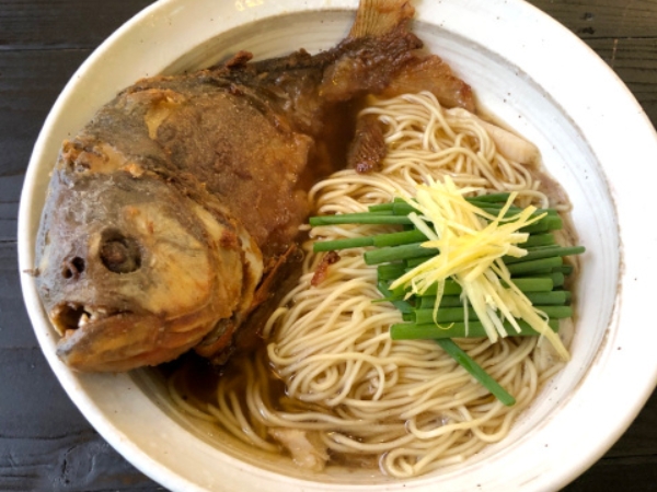 整隻食人魚霸氣端上桌！要價 5500 日圓的「食人魚拉麵」你會想吃嗎？