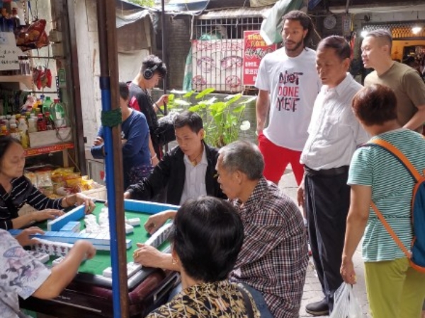 NBA 球星亂入？球迷捕獲野生 Rose 在路邊看人「打麻將」畫面，網友笑噴：摸兩圈再走吧！