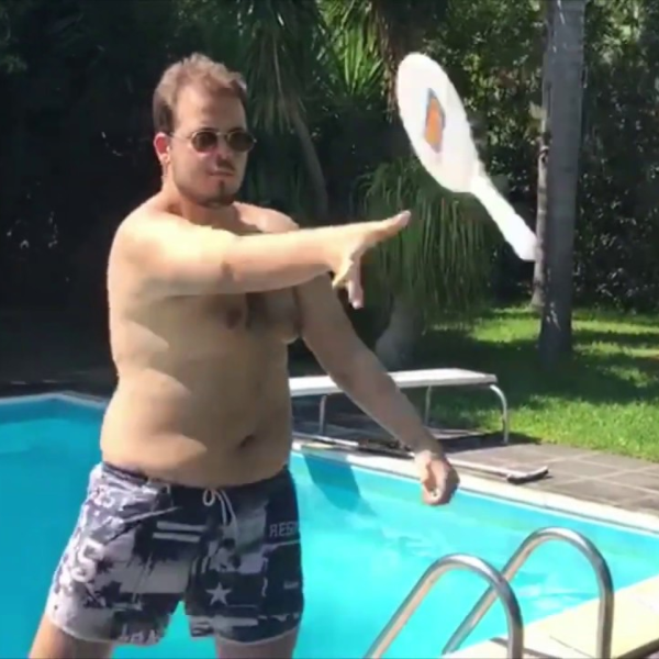 男生的快樂就是這麼簡單！7 名男子在泳池重現《復仇者聯盟》霸氣出場畫面，網友：雷神還原度最高！