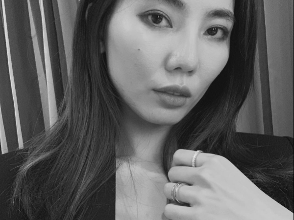 狗哥好眼光！熱狗辣模女友「外套內沒穿」！透視裝「胸前 2 點見客」自嘲：點點比瓶蓋大！