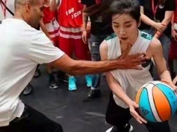 慘遭「NBA球星襲胸」！「正妹網紅」只穿內衣　一彎腰「兩顆掉出來」！