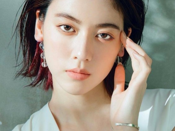 周杰倫看了都讚不絕口！三吉彩花就靠這 3 樣「心機單品」，坐穩「新一代 J 女郎」寶座！