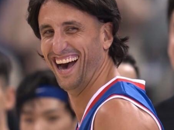 MANU 帶「假髮」打名人賽瘋狂自嘲！PARKER 帶頭和全場球迷笑翻天…
