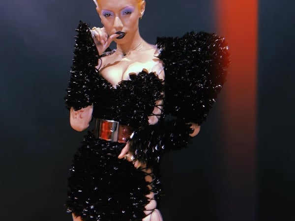 品牌找她聯名出鞋子、蕾哈娜也是她腦粉！這位平頭、剃眉的「最狂怪妹」現在超紅的你還不認識？