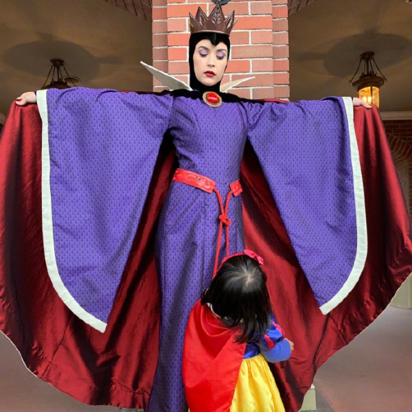 爆笑！日本小女孩穿「白雪公主裝」進入迪士尼樂園，卻被壞皇后堵到受到截然不同待遇！