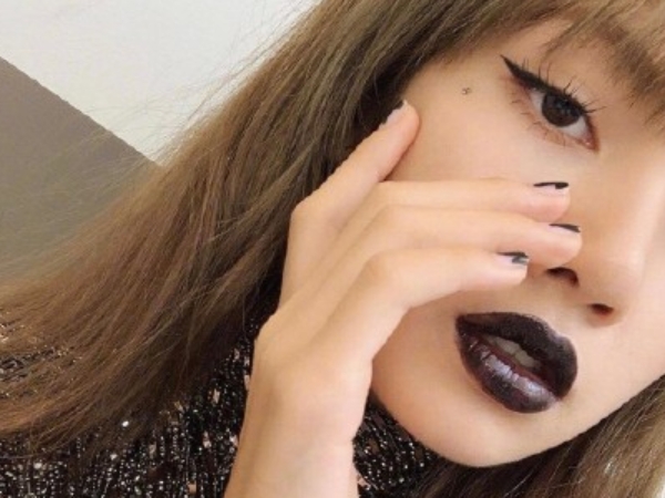 LISA 畫有夠辣，妳畫就像中毒了？Hold 不住這股「黑唇趨勢」可能是少做了這 2 個小動作⋯