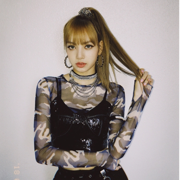 耍漂亮不用太複雜！跟著 BLACKPINK Lisa 靠這 3 招「搭配心機」穿素 Tee 也能氣勢爆棚！