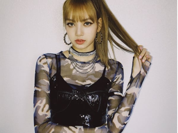 耍漂亮不用太複雜！跟著 BLACKPINK Lisa 靠這 3 招「搭配心機」穿素 Tee 也能氣勢爆棚！
