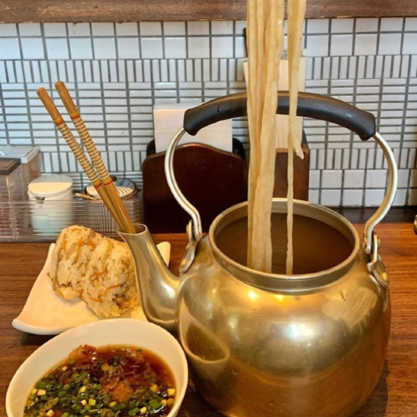 充滿視覺衝擊！日本福岡火紅「茶壺烏龍麵」，筷子直接插在壺口讓你豪邁享用！