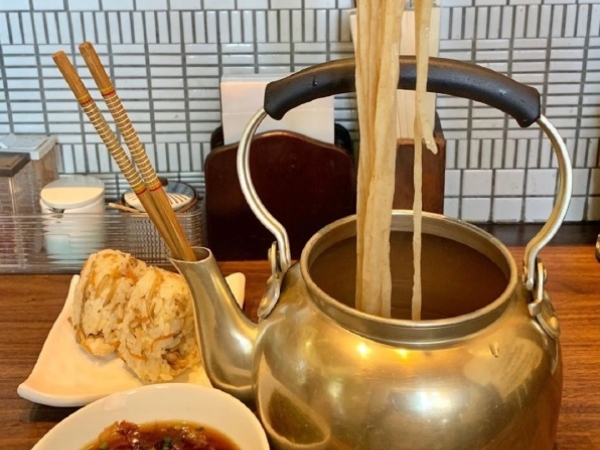 充滿視覺衝擊！日本福岡火紅「茶壺烏龍麵」，筷子直接插在壺口讓你豪邁享用！