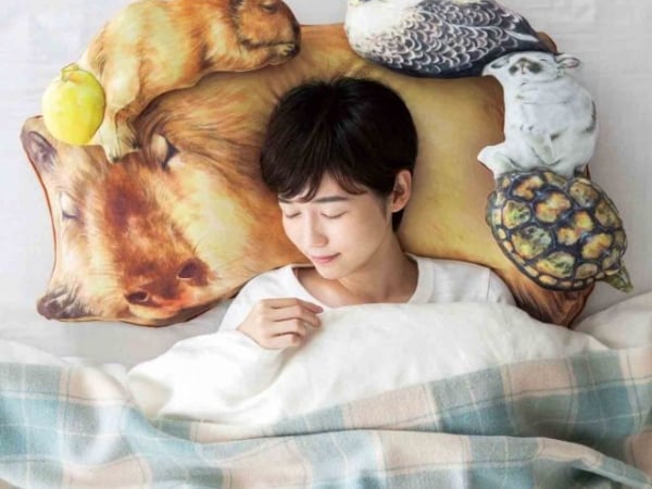 這個肚子比男友好躺！日本推出超療癒水豚抱枕，網友：「只要躺上去就會被黏住」