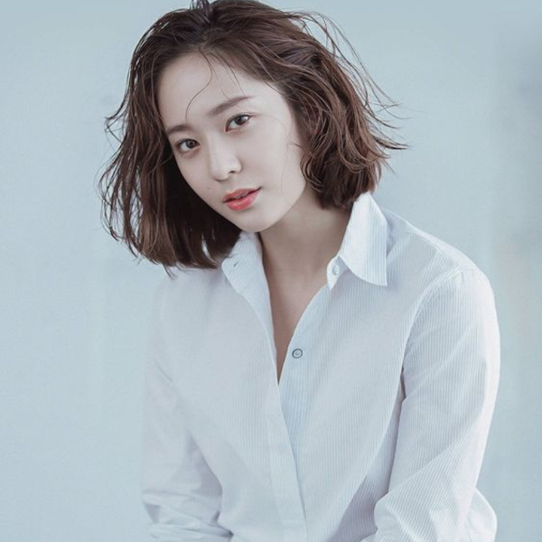 完美身材「隆系假」！LISA 肩膀超寬、秀智小腹超明顯？揭秘 10 位女星的「身材缺點」都是怎麼遮的？