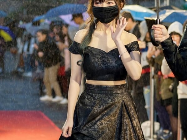 「關關」公開「高解析近拍畫面」揭身體部位「嚴重凹陷」不自覺摳到滿是坑：我知道很醜⋯