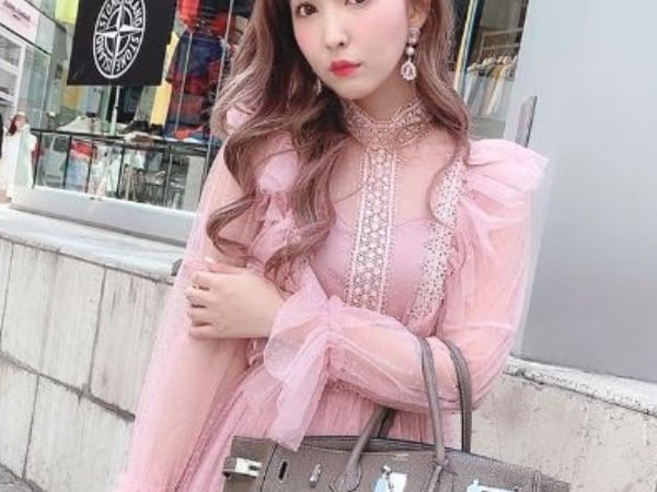 現在 AV 女優不只比身材，還要比潮度？揭開三上悠亞「精品包蒐藏」，狂到必須看部片壓壓驚！