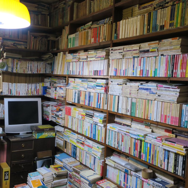 日本網友整理「愛看書」逝世叔父的住家遺物，多到誇張令網友直呼：這根本是書蟲天堂！