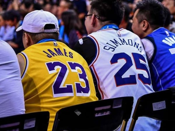 「跟風型」永遠都只喜歡強隊!特搜 10 種常見的 NBA 球迷,最被大家討厭的類型是...