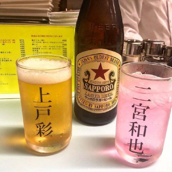 來喝一杯有村架純吧！京都最酷的追星煎餃店，店裡擺滿了日本「名人玻璃杯」隨你抽！