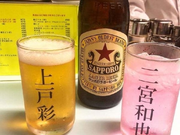來喝一杯有村架純吧！京都最酷的追星煎餃店，店裡擺滿了日本「名人玻璃杯」隨你抽！