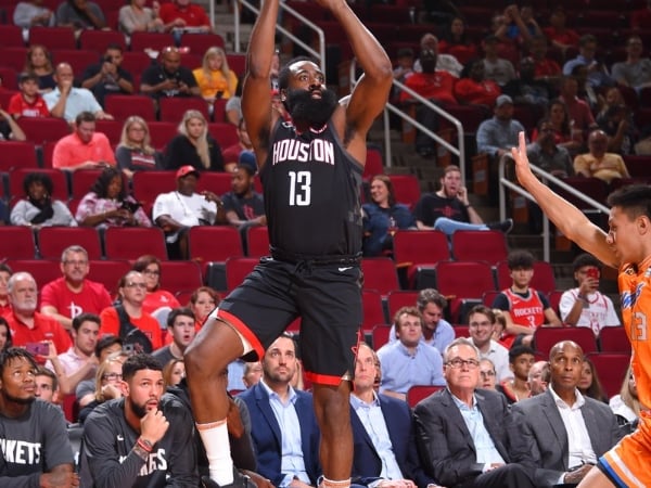 上半場就拿大三元！火箭熱身賽狂虐上海大鯊魚 69 分，Harden 大秀「新獨創絕學」嗨翻全場！