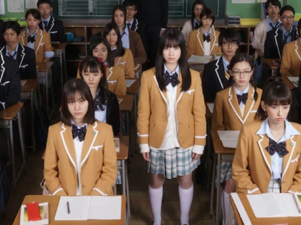 橋本環奈大突破！ 15 禁新片《Signal100》玩「另類大逃殺」，全班同學陷入詛咒自殺潮！